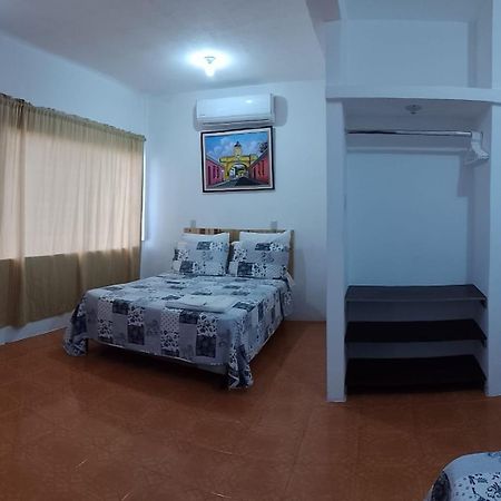 Apartamentos Mundo Maya Habitaciones フローレス エクステリア 写真