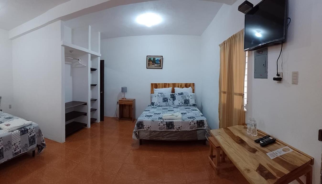 Apartamentos Mundo Maya Habitaciones フローレス エクステリア 写真
